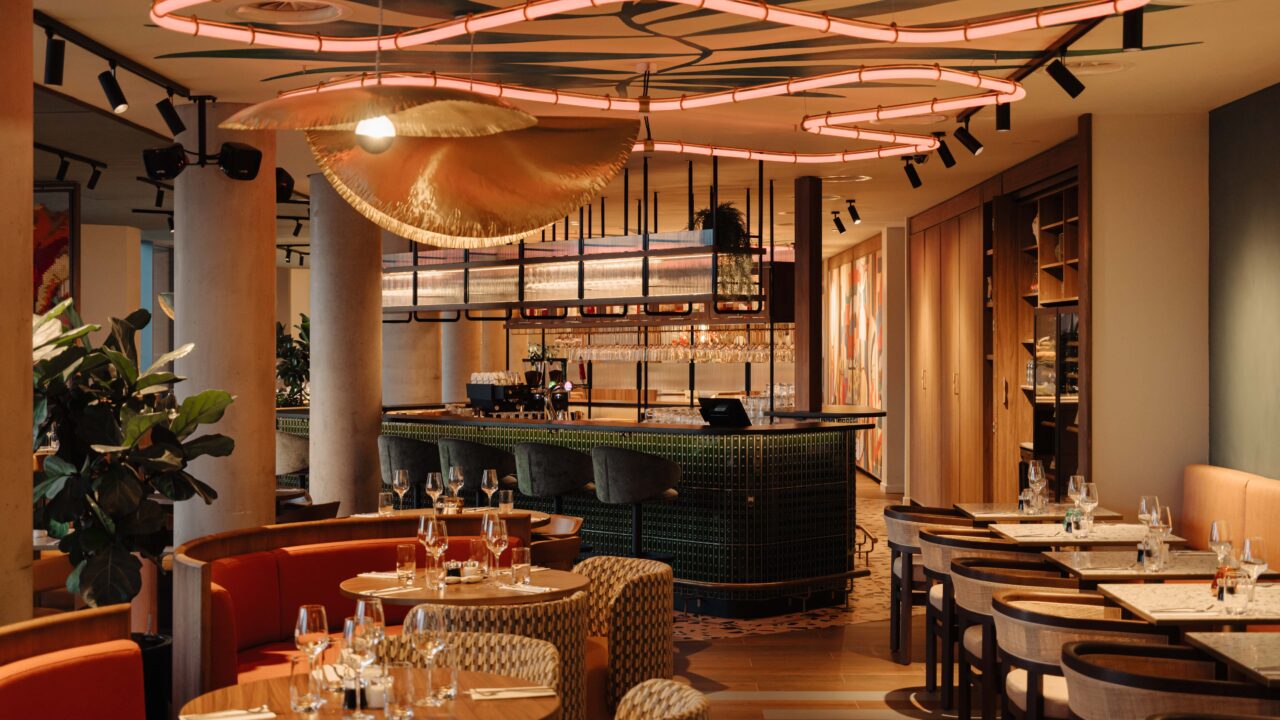 WE ARE EDN Employee - DoubleTree by Hilton Amsterdam Centraal Station