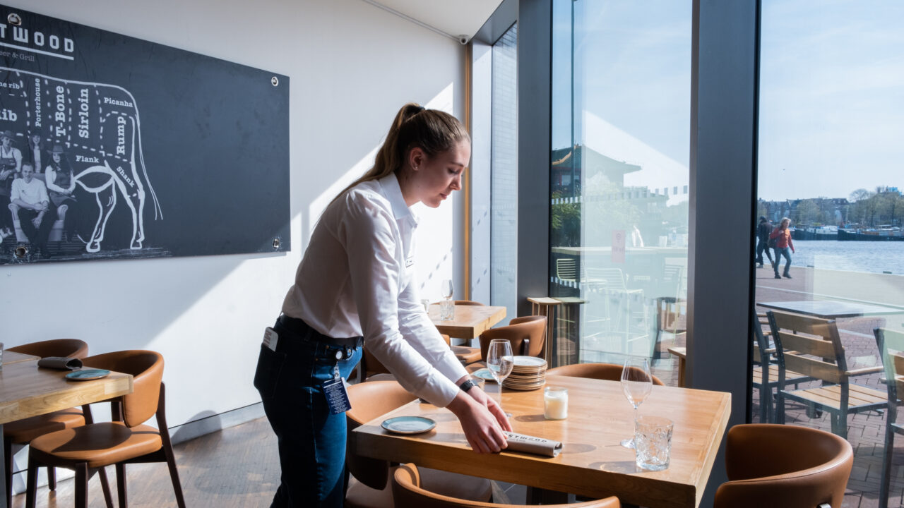 Host(ess) Eastwood Beer & Grill - DoubleTree by Hilton Amsterdam Centraal Station
