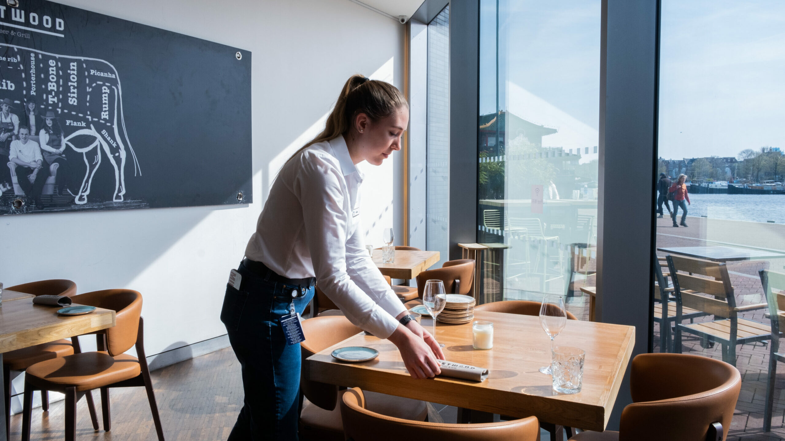 Landschap medley De lucht Host(ess) Eastwood Beer & Grill | DoubleTree by Hilton Hotel - Amsterdam Centraal Station Landschap medley De lucht Host(ess) Eastwood Beer & Grill | DoubleTree by Hilton Hotel - Amsterdam Centraal Station